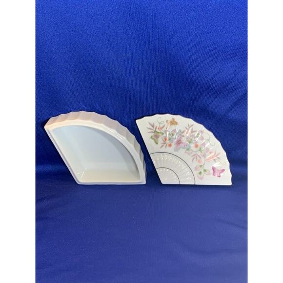 Vintage Porcelain Fan Shaped Trinket Box by Avon 1980 - Picture 5 of 6